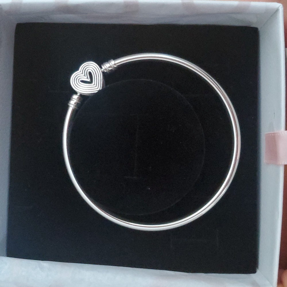 Pandra Radiating Heart Clasp Bangke Bracelet